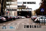 Plakat akcji &quot;Być może mnie nie widzisz- na pewno widzisz przejście dla pieszych&quot;.