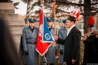 Zdjęcie kolorowe, przedstawiające policjantów z pocztem sztandarowym.