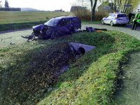 Zdjęcie kolorowe, przedstawiające uszkodzony pojazd na ulicy Libowiec.