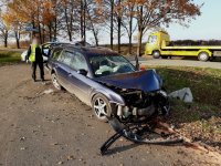 Zdjęcie kolorowe, przedstawiające uszkodzony pojazd.