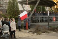 Zdjęcie kolorowe przedstawiające uroczystości ślubowania przez nowo przyjętych policjantów.