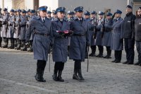 Zdjęcie kolorowe przedstawiające uroczystości ślubowania przez nowo przyjętych policjantów.