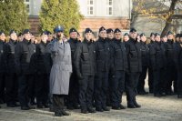 Zdjęcie kolorowe przedstawiające uroczystości ślubowania przez nowo przyjętych policjantów.