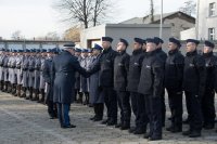 Zdjęcie kolorowe przedstawiające uroczystości ślubowania przez nowo przyjętych policjantów.