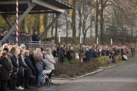 Zdjęcie kolorowe przedstawiające uroczystości ślubowania przez nowo przyjętych policjantów.