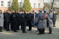 Zdjęcie kolorowe przedstawiające uroczystości ślubowania przez nowo przyjętych policjantów.