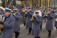 Zdjęcie kolorowe przedstawiające uroczystości ślubowania przez nowo przyjętych policjantów.