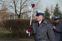 Zdjęcie kolorowe przedstawiające uroczystości ślubowania przez nowo przyjętych policjantów.