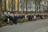 Zdjęcie kolorowe przedstawiające uroczystości ślubowania przez nowo przyjętych policjantów.