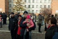 Zdjęcie kolorowe przedstawiające uroczystości ślubowania przez nowo przyjętych policjantów.