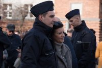 Zdjęcie kolorowe przedstawiające uroczystości ślubowania przez nowo przyjętych policjantów.