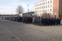 Zdjęcie kolorowe przedstawiające uroczystości ślubowania przez nowo przyjętych policjantów.