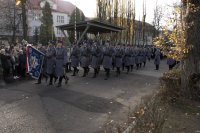 Zdjęcie kolorowe przedstawiające uroczystości ślubowania przez nowo przyjętych policjantów.