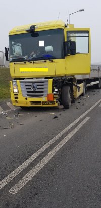 Zdjęcie kolorowe, przedstawiające uszkodzony samochód renault.