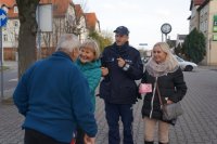 Zdjęcie przedstawiające policjanta w trakcie kampanii &quot;Biała Wstążka&quot;.