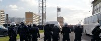 Zdjęcie kolorowe, przedstawiające policjantów biorących udział w zabezpieczeniu.