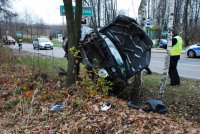 Zdjęcie kolorowe, przedstawiające policjanta i uszkodzony pojazd ford.