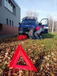 Zdjęcia kolorowe, przedstawiające szkolenia z pierwszej pomocy instruktorów strzelań.