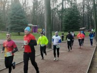 Zdjęcie kolorowe, przedstawiające osoby uczestniczące w II Biegu cukierkowym.