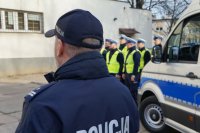 Zdjęcie kolorowe, przedstawiające Komendanta Miejskiego Policji i pozostałych uczestników.