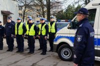 Zdjęcie kolorowe, przedstawiające Komendanta Miejskiego Policji i pozostałych uczestników.