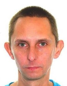 Zdjęcie kolorowe, przedstawiające osobę poszukiwaną.