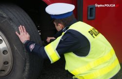 Zdjęcie kolorowe, przedstawiające kontrolę autokaru.