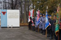 Zdjęcie kolorowe, przedstawiające poczty sztandarowe obecne na uroczystościach.