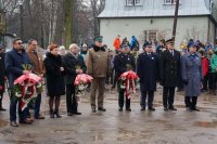 Zdjęcie kolorowe przedstawiające służby mundurowe na uroczystościach.