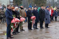 Zdjęcie kolorowe, przedstawiające gości biorących udział w uroczystościach.