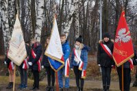 Zdjęcie kolorowe, przedstawiające uczniów z pocztami sztandarowymi.