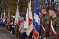 Zdjęcie kolorowe, przedstawiające uczniów z pocztami sztandarowymi.