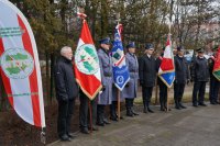 Zdjęcie kolorowe, przedstawiające mundurowe poczty sztandarowe.