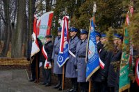 Zdjęcie kolorowe, przedstawiające policjantów z pocztem sztandarowym.