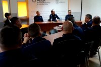 Zdjęcie kolorowe, przedstawiające policjantów, pracowników policji i przybyłych gości na naradę roczną.