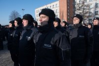 Zdjęcie kolorowe, przedstawiające policjantów w trakcie ślubowania.