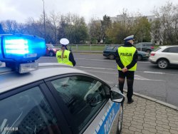 Zdjęcie kolorowe, przedstawiające policjanta Ruchu drogowego.