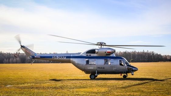 Zdjęcie kolorowe, przedstawiające helikopter.