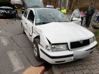 Zdjęcie kolorowe, przedstawiające samochód skoda.