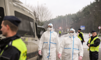 Zdjęcie przedstawiające policjantów i służby medyczne.