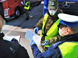 Zdjęcie przedstawiające policjantów.