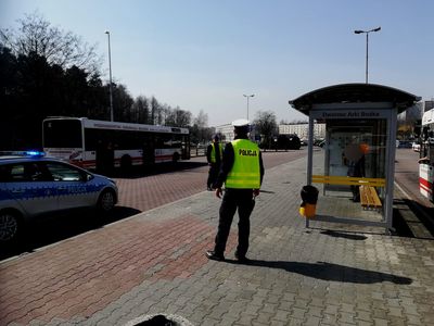 Zdjęcie kolorowe, przedstawiające policjantów.