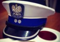 Zdjęcie kolorowe, przedstawiające czapkę policjanta ruchu drogowego, oraz tarczę do zatrzymywania pojazdów.