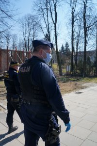 Zdjęcie kolorowe, przedstawiające policjanta i strażnika miejskiego.