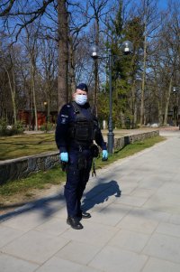 Zdjęcie kolorowe przedstawiające policjanta prewencji.