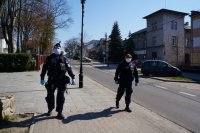 Zdjęcie kolorowe, przedstawiające patrol policjanta z strażnikiem miejskim.