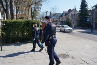 Zdjęcie kolorowe, przedstawiające patrol policjanta z strażnikiem miejskim.