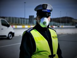 Zdjęcie kolorowe, przedstawiające policjanta.