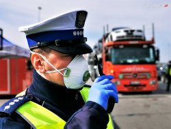 Zdjęcie kolorowe, przedstawiające policjanta ruchu drogowego.