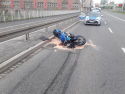 Zdjęcie kolorowe, przedstawiające motocykl.